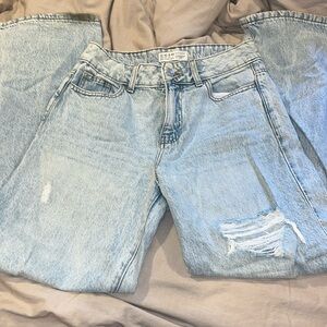 Super cute mom/baggy jeans